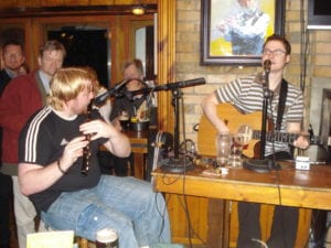 Bandinha gaelica em um Pub da Temple Bar em Dublin Irlanda