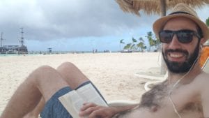 Lendo na praia de Bávaro, em Punta Cana, República Dominicana_2