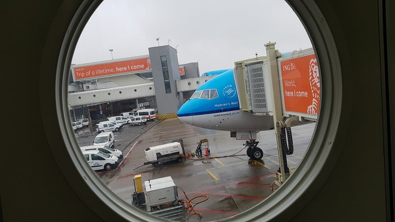 Avião da KLM no Finger no Aeroporto