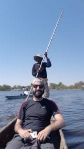 Relaxando na "lancha" dos Mokoros no Delta do Okavango, Botswana