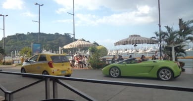 Amador Causeway - Vista do restaurante em frente ao Duty Free onde as pessoas passam ostentando seus carrões