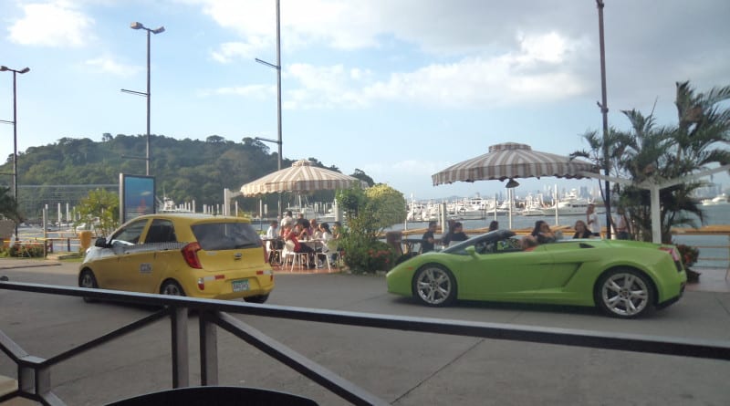 Amador Causeway - Vista do restaurante em frente ao Duty Free onde as pessoas passam ostentando seus carrões
