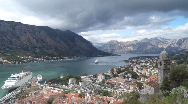 Forte de Kotor (Castelo de St John), de cima para baixo - Montenegro