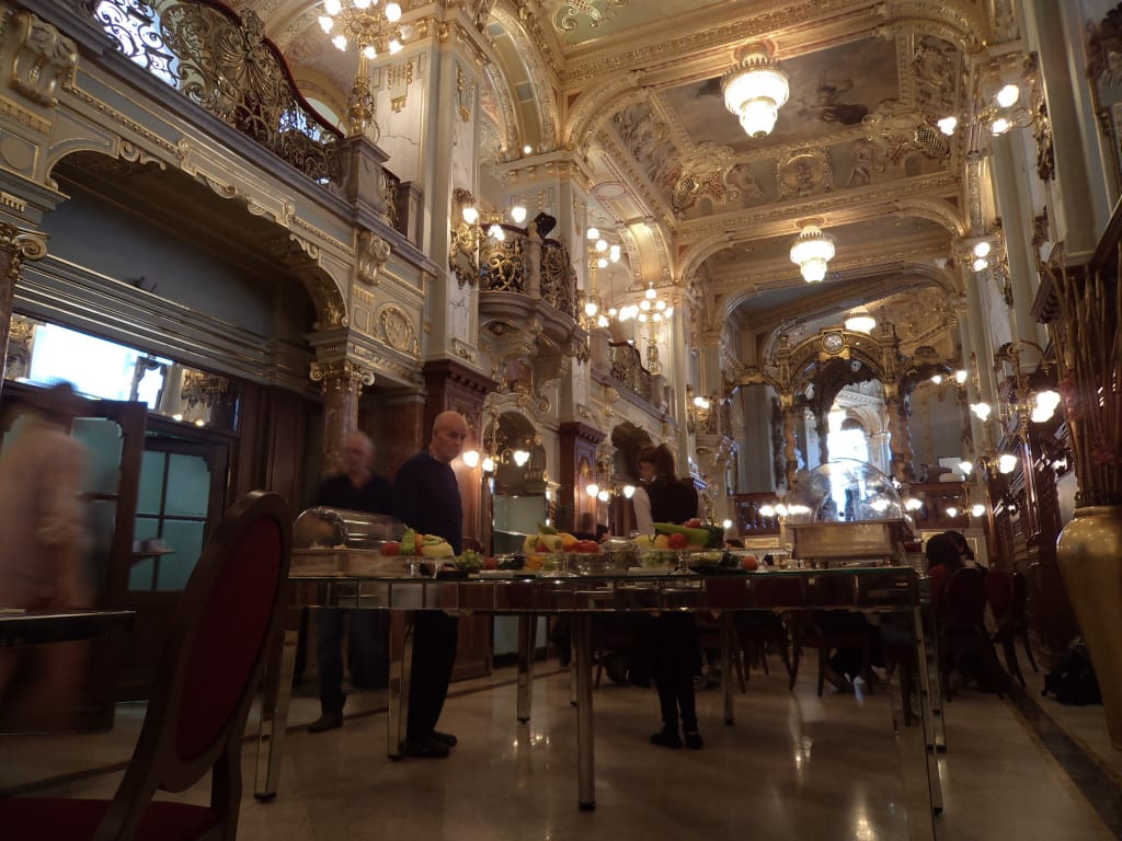 Cafe New York, por vezes considerado o mais bonito do mundo, Budapeste, Hungria