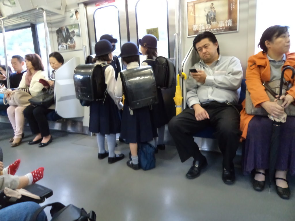 Crianças no metrô de Kamakura, Japão