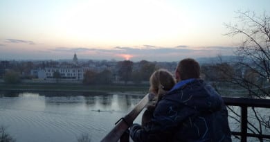 No Castelo de Wawel, casal assiste por do sol na Cracóvia, Polônia