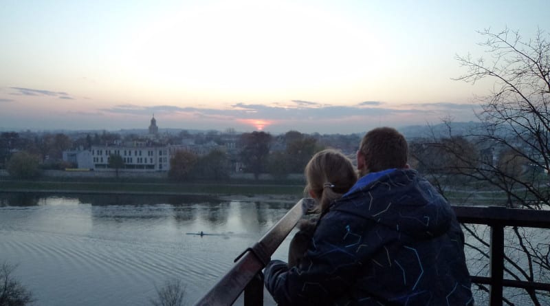 No Castelo de Wawel, casal assiste por do sol na Cracóvia, Polônia