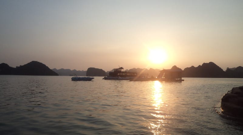 Cai o sol em Ha Long Bay, próximo a Hanoi, Vietnã