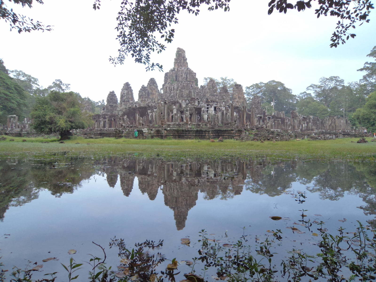 Templo Bayon no circuito pequeno em Siem Reap, Camboja