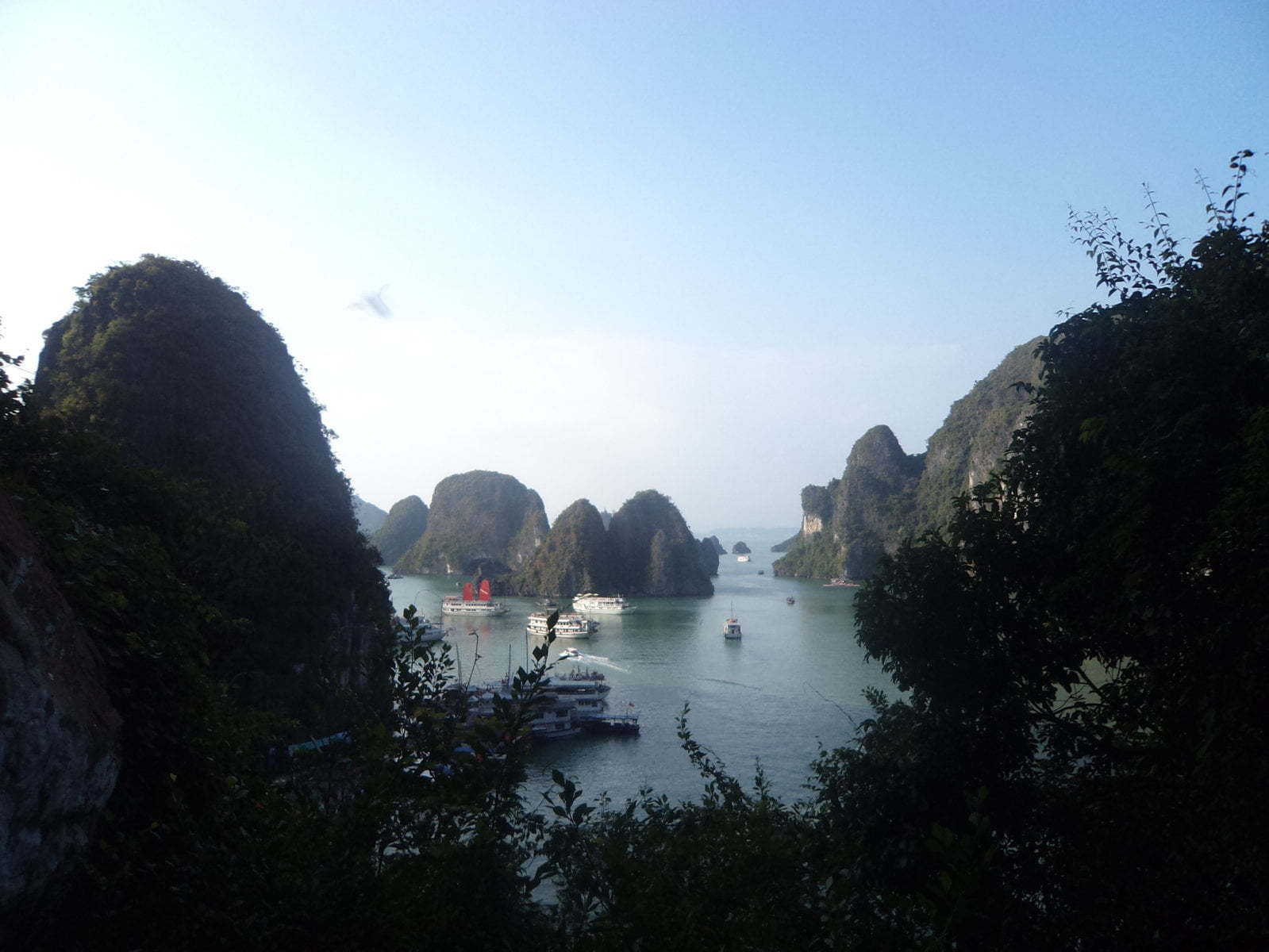 Vista 2 da Luan Cave - Ha Long Bay, próximo a Hanoi, Vietnã