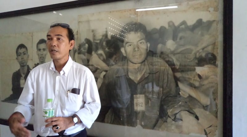 Guia (e sobrivivente) na Prisão Toul Sleng - Phnom Penh, Camboja