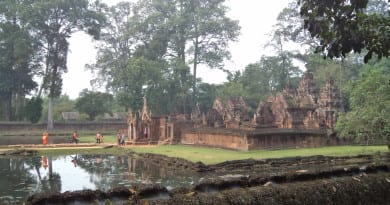 Monge passeio pelo Prasat Banteay Srei próximo a Siem Reap, Camboja