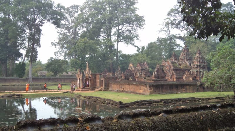 Monge passeio pelo Prasat Banteay Srei próximo a Siem Reap, Camboja