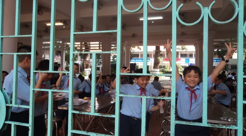 Criançada se anima para tirar fotos na escola pública de Ho Chi Minh, Vietnã