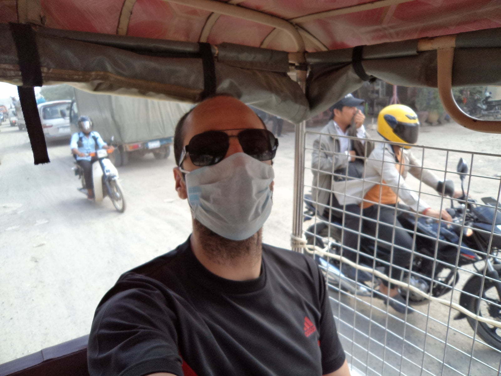 Máscara protege da poeira, principalmente no tuktuk - Phnom Penh, Camboja
