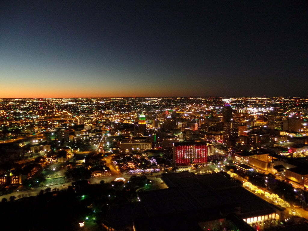 08 - San Antonio vista da Tower of Americas - o Hotel pede Paz na iluminação - Texas, EUA