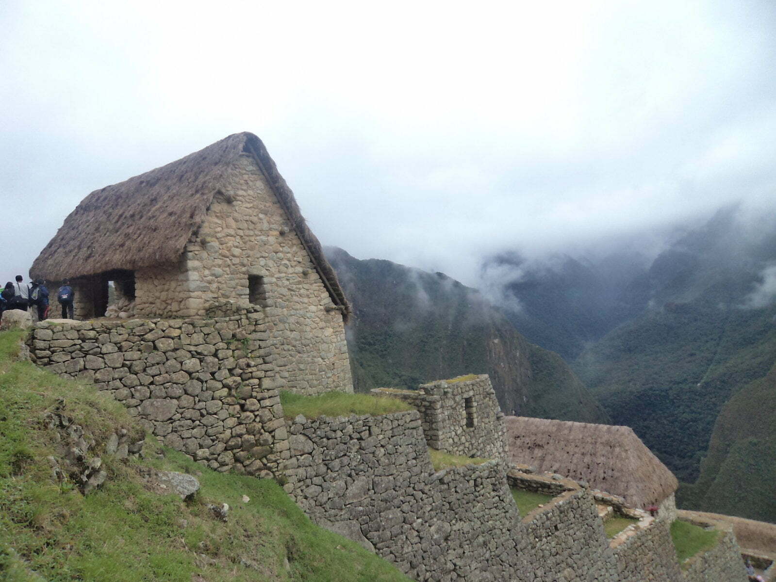 No alto das montanhas, pela manhã, a neblina toma conta de Machu Picchu, Peru