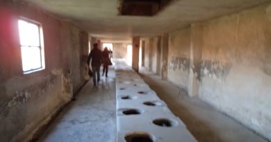 06 O banheiro, e os prisioneiros tinham poucos segundos - Campo de Concentração de Auschwitz, Polonia