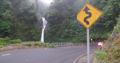 Cachoeira ao lado da rodovia na Costa Rica