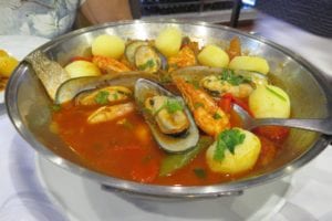 Cataplana de Peixes no restaurante Mar do Inferno em Cascains, Portugal