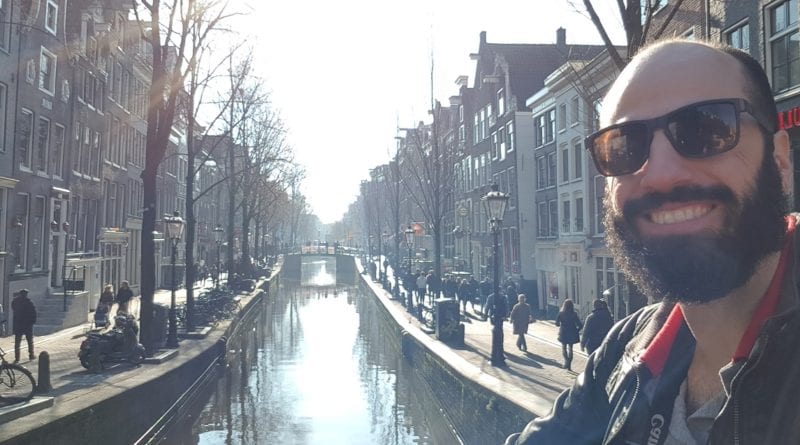 Primeiras horas, caminhandos pelo centro de Amsterdam, Holanda