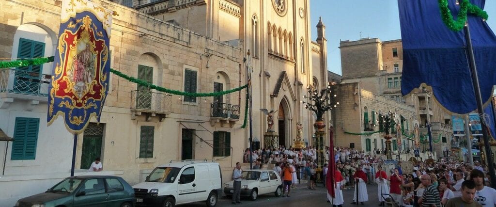 Festival em frente a catedral em Sliema, Malta - Foto Adi_Schnadi por Pixabay